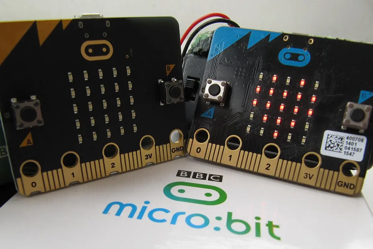 Платы BBC microbit первого и второго поколения